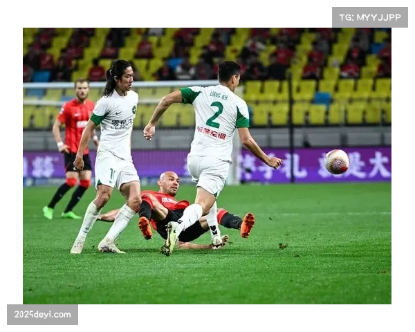 【2026年4月中超联赛·赛中·特写特写镜头:成都蓉城外援在无人逼抢情况下送出离谱传中,直接飞出底线