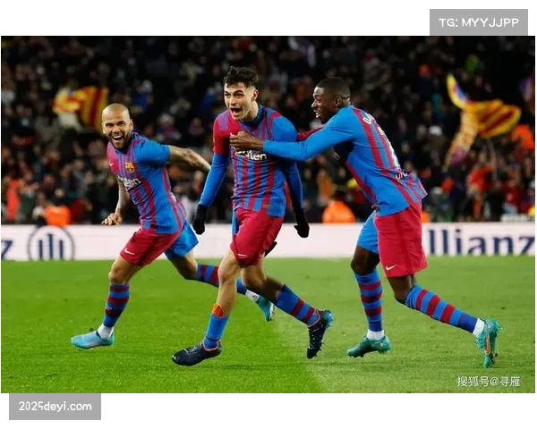 镜头捕捉：莱切对阵萨索洛比赛中，主队球迷用手机灯光悼念离世的俱乐部传奇。